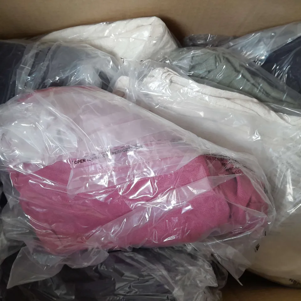 BOX OF APPROXIMATELY 15 ASSORTED CLOTHING AND FASHION ITEMS IN VARIOUS STYLES, SIZES, AND COLOURS