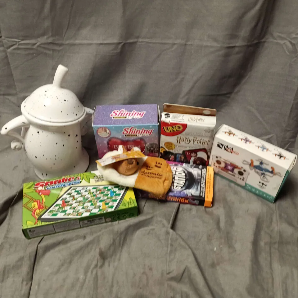 APPROXIMATELY 15 ASSORTED TOYS & GAMES PRODUCTS TO INCLUDE HARRY POTTER UNO, SNAKES & LADDERS, SHINING DIAMOND BLING BLING, ETC