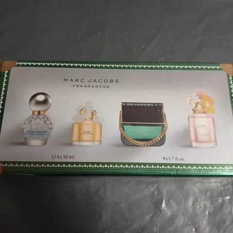 MARC JACOBS FRAGRANCES GIFT SET, 4 × 50 ML 