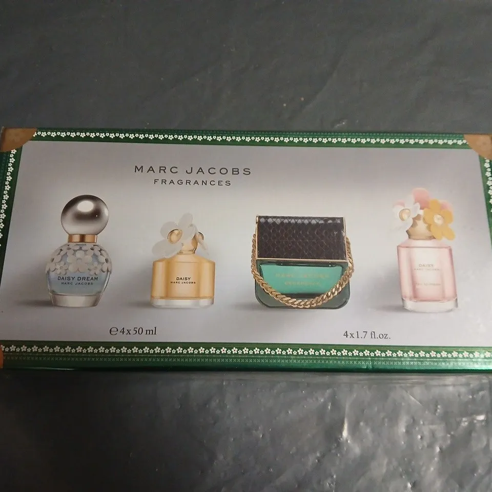 MARC JACOBS FRAGRANCES GIFT SET, 4 × 50 ML 