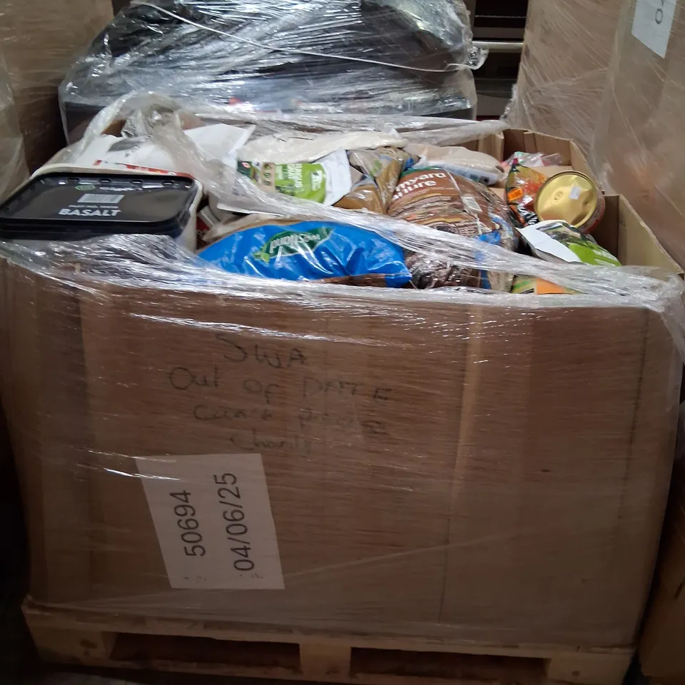 PALLET CONSISTING OF A LARGE QUANTITY OF ASSORTED GARDEN BASED PRODUCTS TO INCLUDE; BUG CLEAR ULTRA VINE WEEVIL KILLER, WESTLAND HIRTICULTURAL SAND, GLEAN PATIO GROUT AND NATURAL SAND