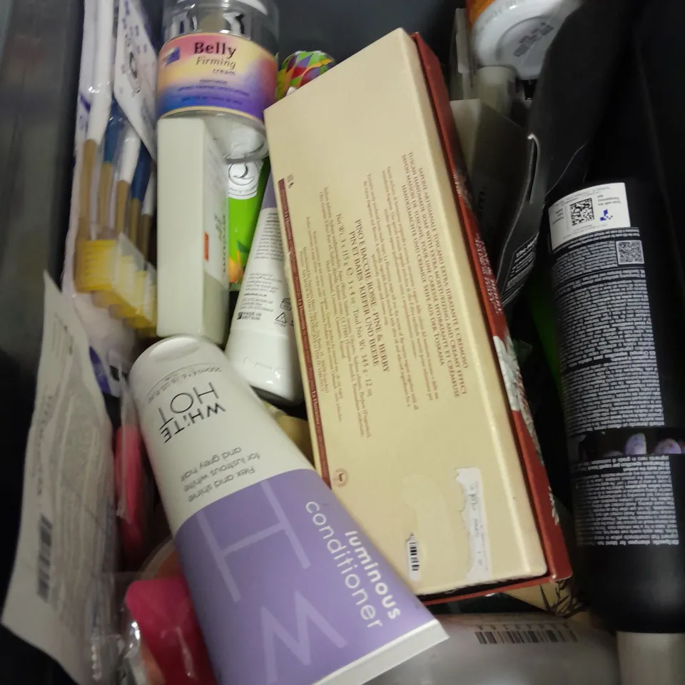 APPROXIMATELY 20 ASSORTED HEALTH & BEAUTY PRODUCTS TO INCLUDE MILKSHAKE ICY BLOND CONDITIONER, TREE HUT VANILLA BODY SUGAR SCRUB AND TROPIC HAND CREAM