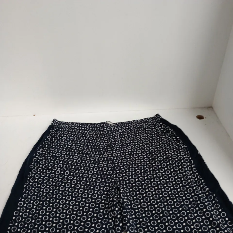 JD WILLIAMS NAVY PRINT STRAIGHT LEG TROUSERS – UK SIZE 20