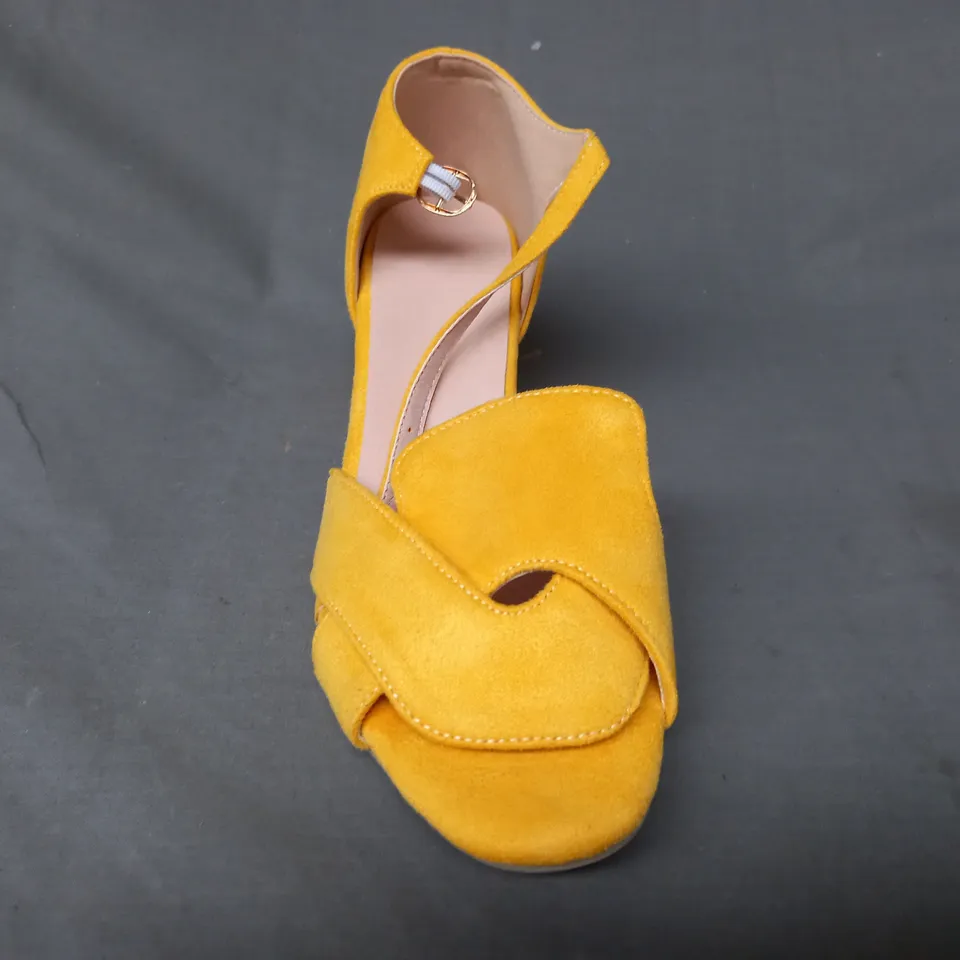 BOXED PAIR OF DESIGNER OPEN TOE BLOCK HEEL SANDALS IN YELLOW EU SIZE 42