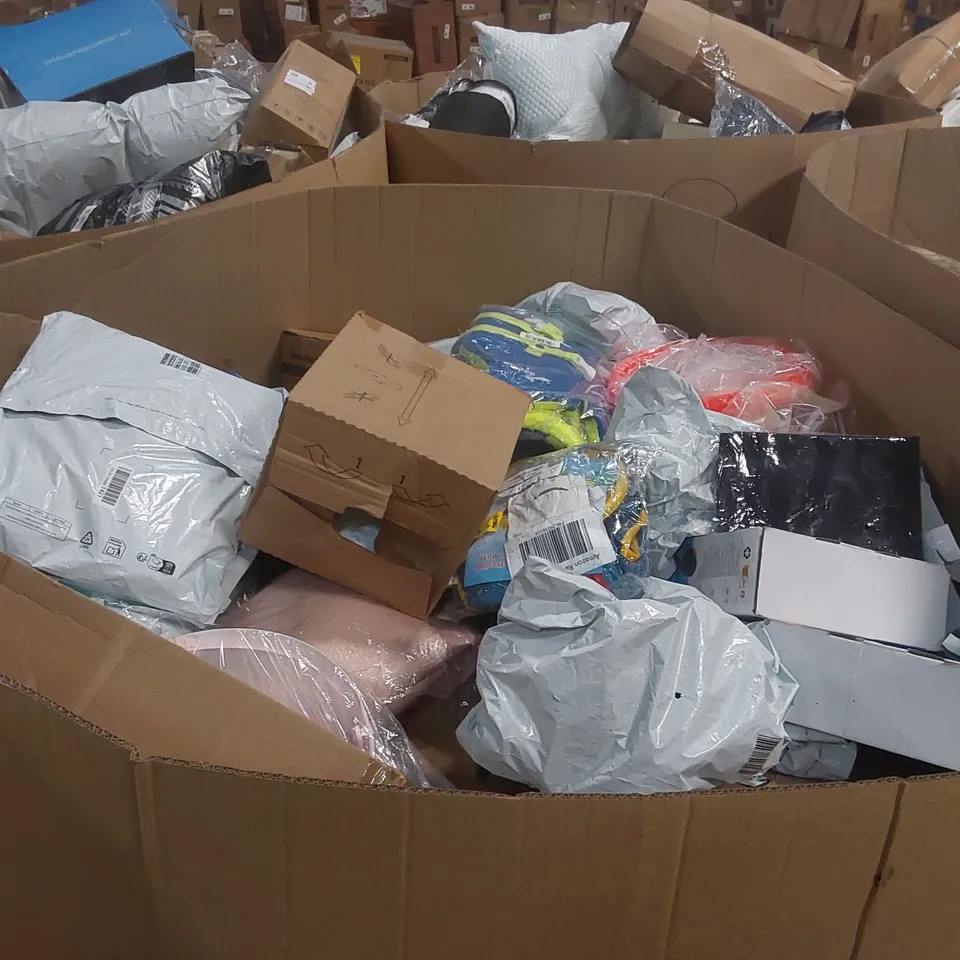 PALLET CONTAINING A LARGE QUANTITY OF ASSORTED HOSE PIPES, POOL INFLATABLES ECT