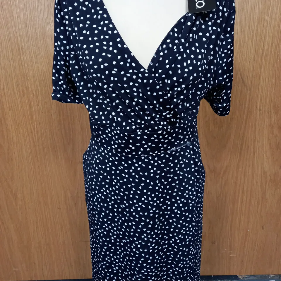 APPROXIMATELY 10 ASSORTED CLOTHING ITEMS IN VARIOUS SIZES TO INCLUDE SWEATERS, DRESSES, TROUSERS ETC.