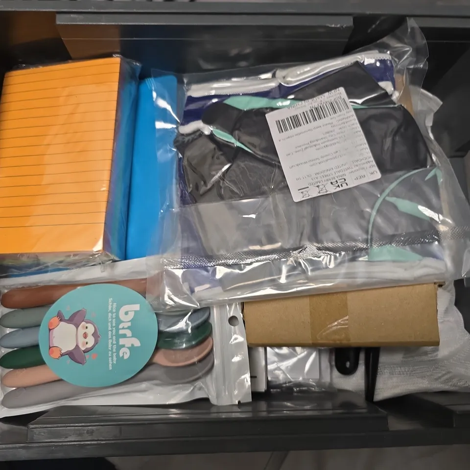 APPROXIMATELY 12 ASSORTED HOUSEHOLD ITEMS TO INCLUDE DOOR HANDLE, NOTEBOOK, DETERGENT SHEETS, ETC