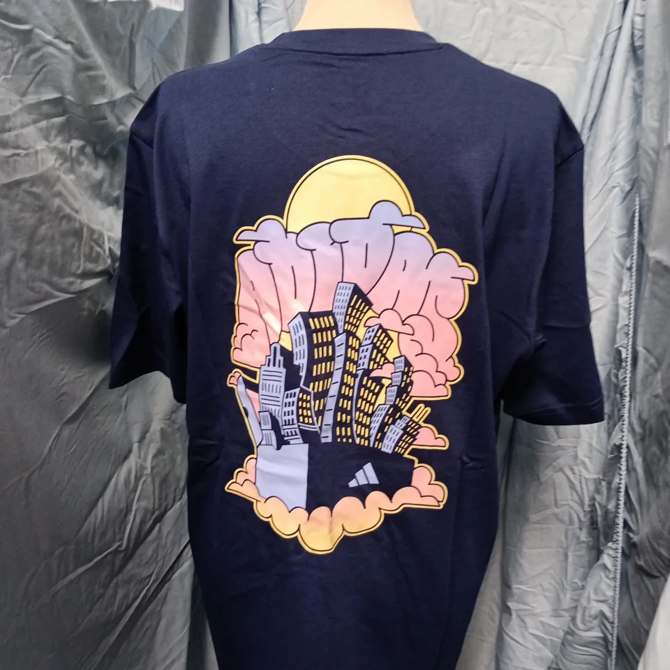 ADIDAS MEN'S T-SHIRT - NAVY CITY PRINT, SIZE L