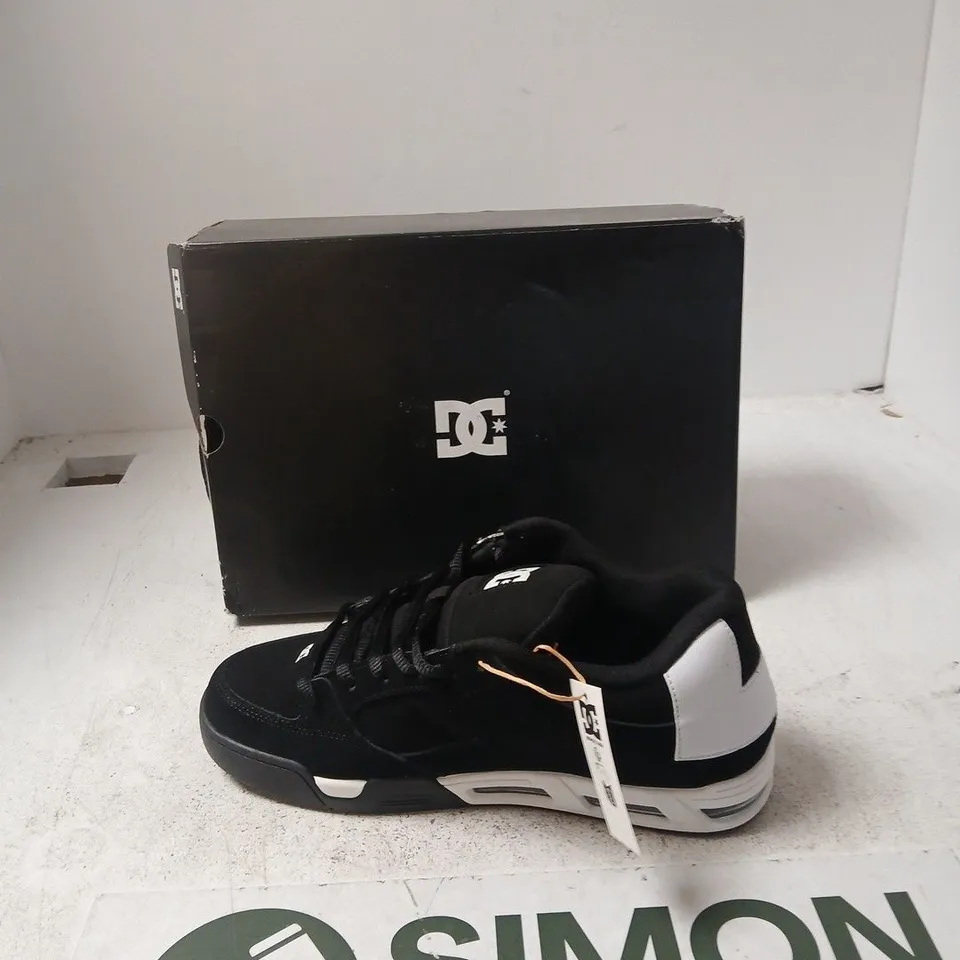 BOXED DC SHOES BLACK/WHITE SNEAKERS – UK 9 (US 10, EU 43)