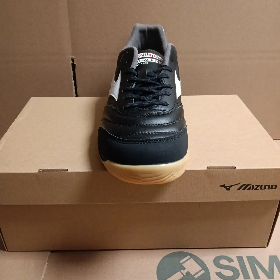 BOXED PAIR OF MIZUNO MORELIA SALA PRO IN INDOOR FOOTBALL SHOES – BLACK/WHITE, UK 9.5