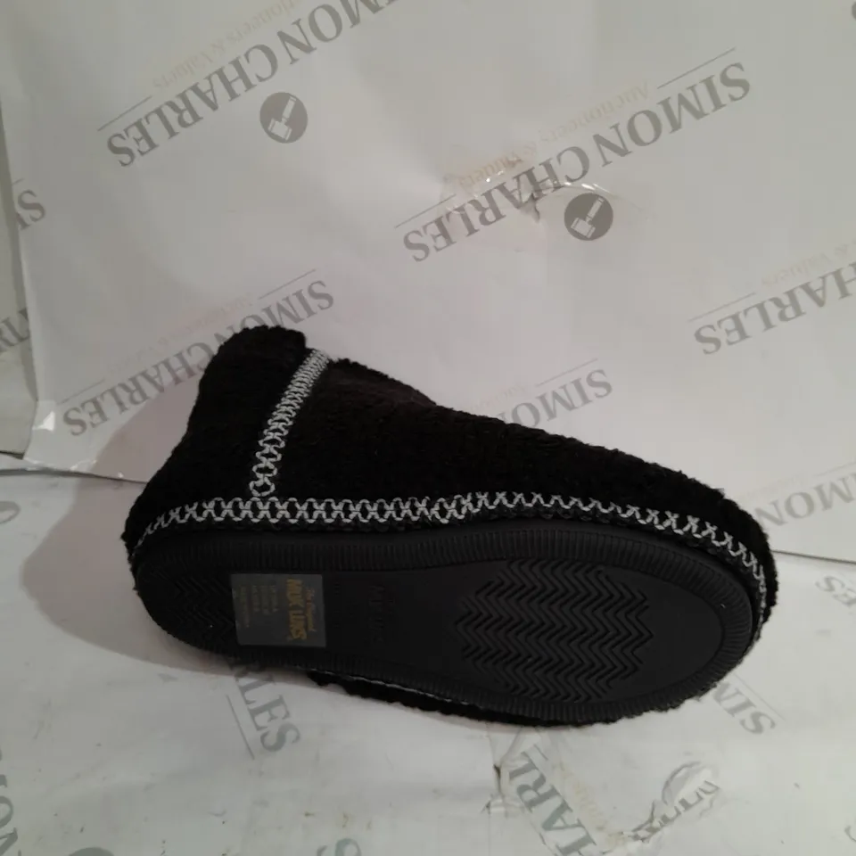 MUK LUKS FREJA BLACK SLIPPERS - SIZE 6