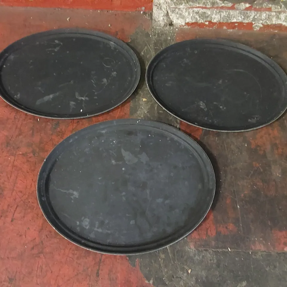 LOT OF 3x LARGE NON-SLIP SERVING TRAYS