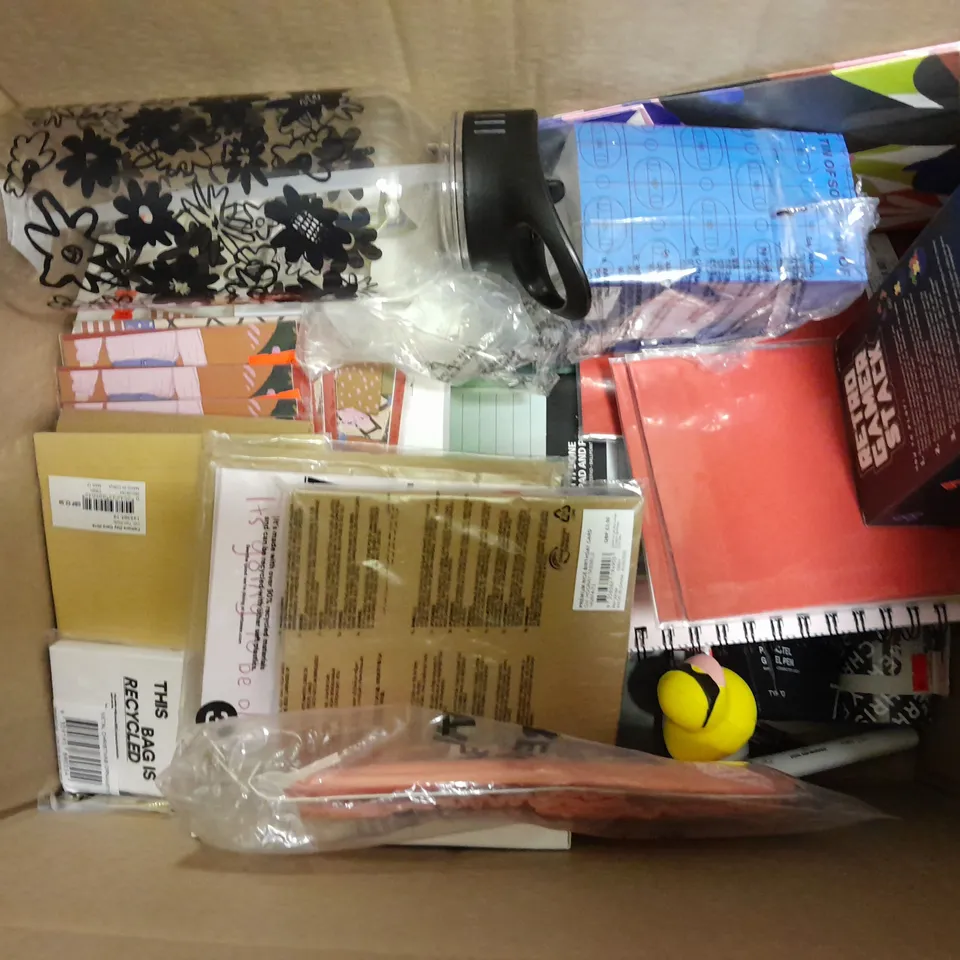 BOX OF APPROXIMATELY 15 ASSORTED ITEMS TO INCLUDE - TYPO SET OF 5 SOCKS - 2024 PLANNER - TYPO SHAPED DESK LAMP ECT