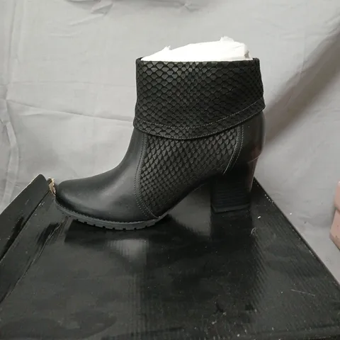 CAPOLLINA ALIYAH Z225 BLACK SNAKESKIN-TEXTURE ANKLE BOOTS, UK 8 (EU 41)