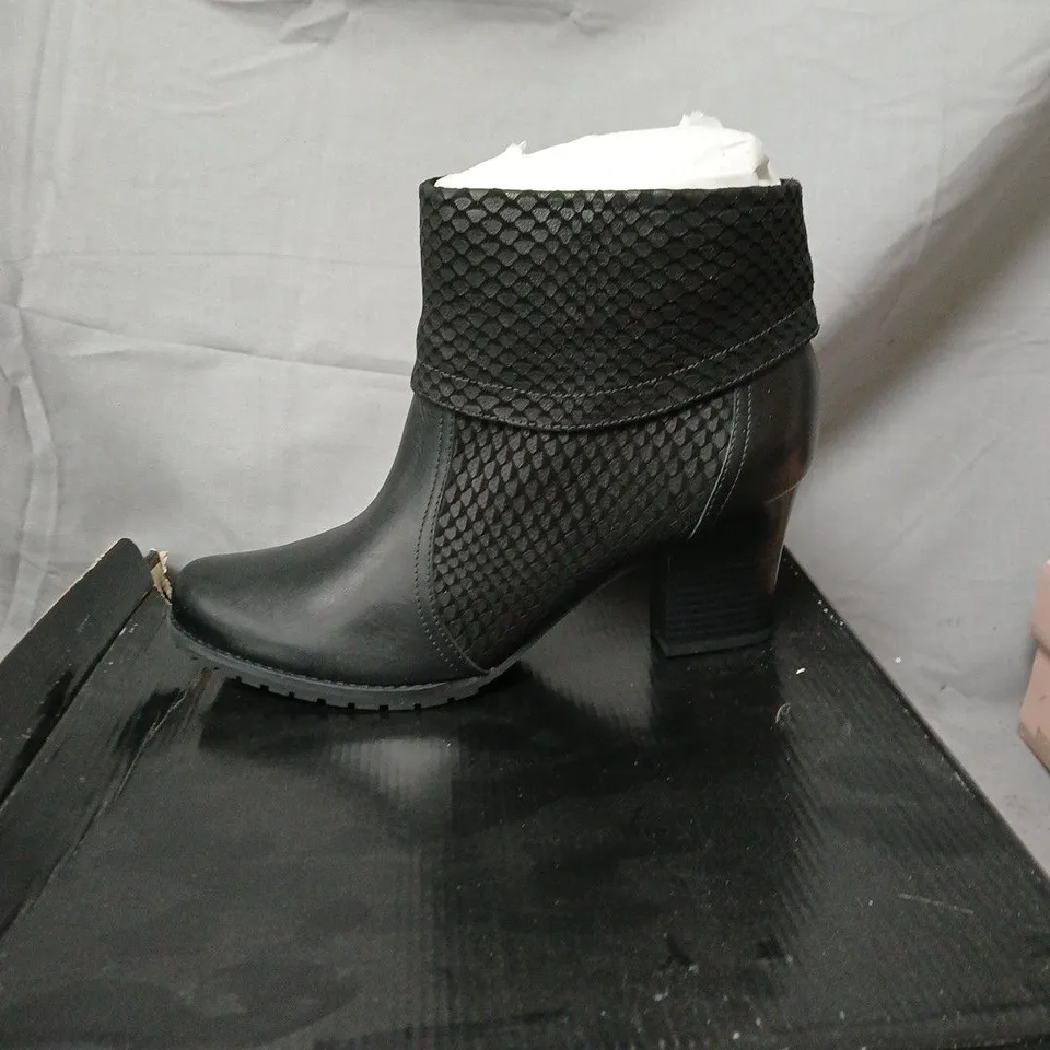 CAPOLLINA ALIYAH Z225 BLACK SNAKESKIN-TEXTURE ANKLE BOOTS, UK 8 (EU 41)