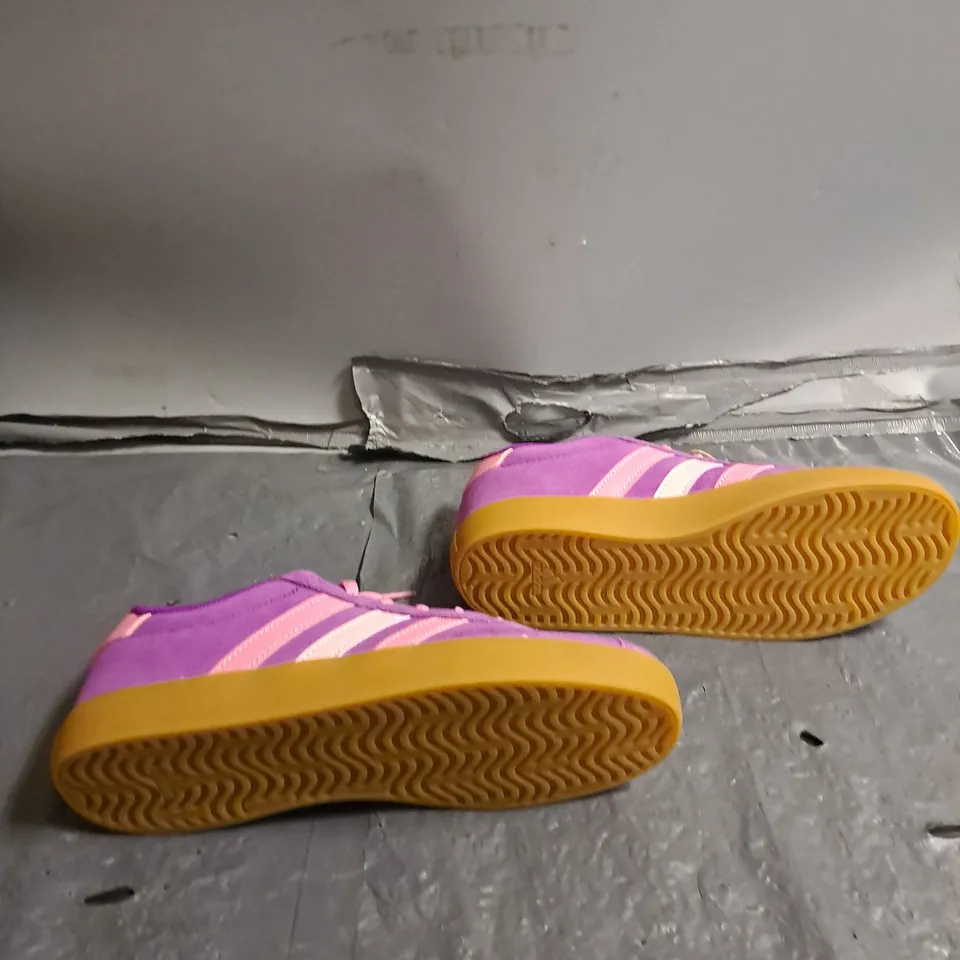 UNBOXED PAIR OF ADIDAS VL COURT 3 PURPLE/PINK UK 5 