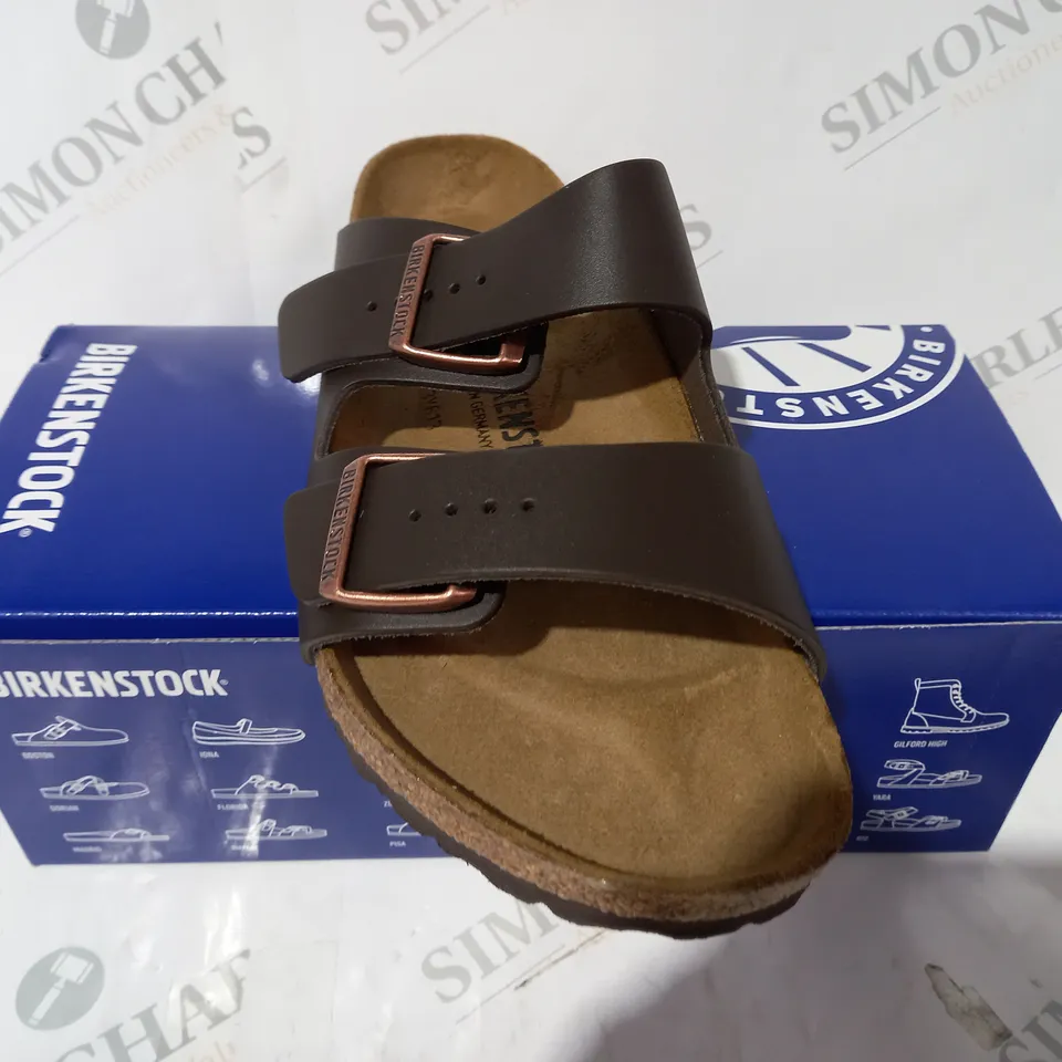 BOXED PAIR OF BIRKENSTOCK ARIZONA BS OPEN TOE SANDALS IN BROWN UK SIZE 7.5