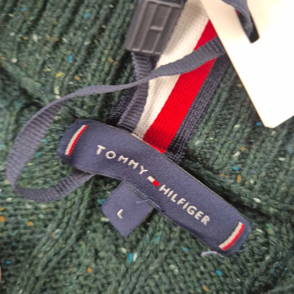 TOMMY HILFIGER COTTON CABLE KNIT SWEATER IN GREEN - LARGE