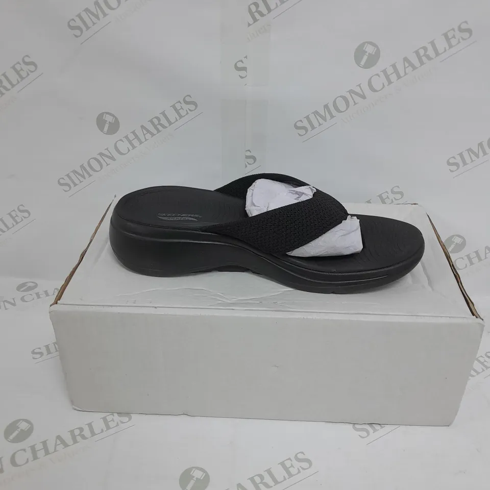 BOXED PAIR OF SKETCHERS ARCHFIT SANDAL SIZE 7 IN BLACK 