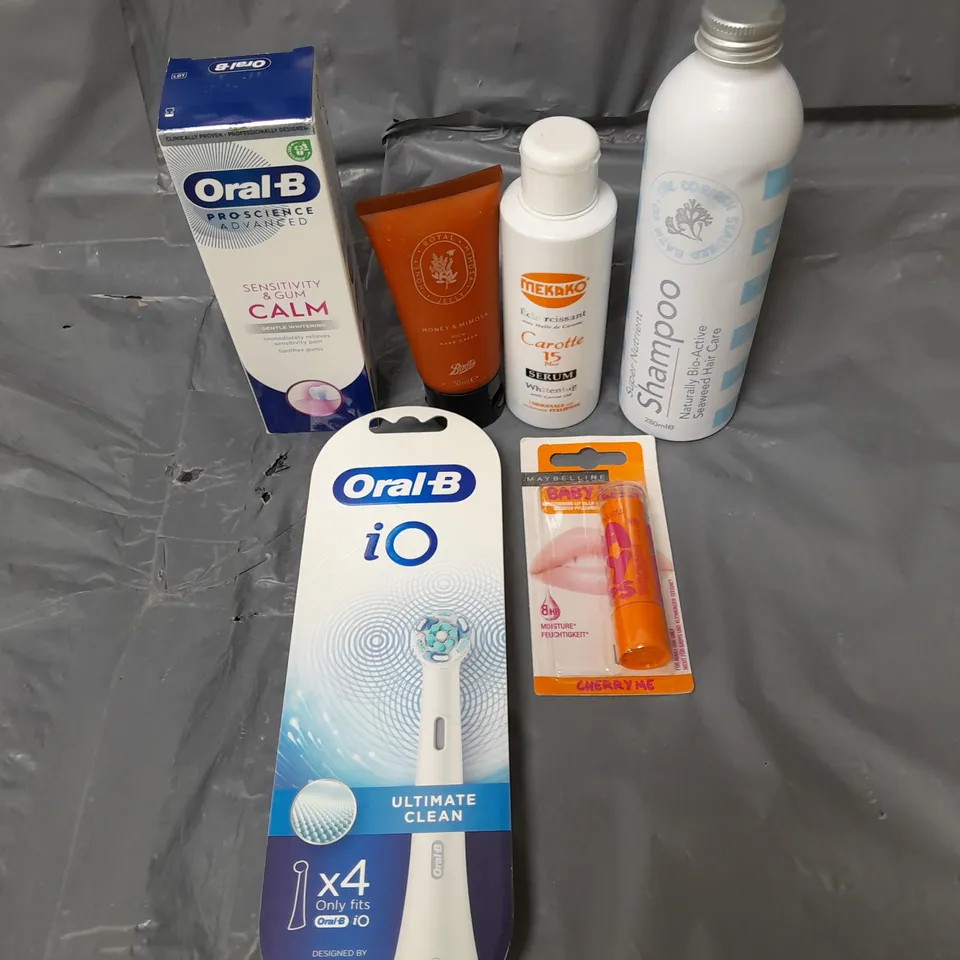 APPROXIMATELY 20 ASSORTED COSMETICS PRODUCTS TO INCLUDE - ORAL B IO REPLACEMENT TOOTHBRUSH HEADS - MAYBELLINE BABY LIPS LIP BALM - SUPER NUTRIENT SHAMPOO - ETC 