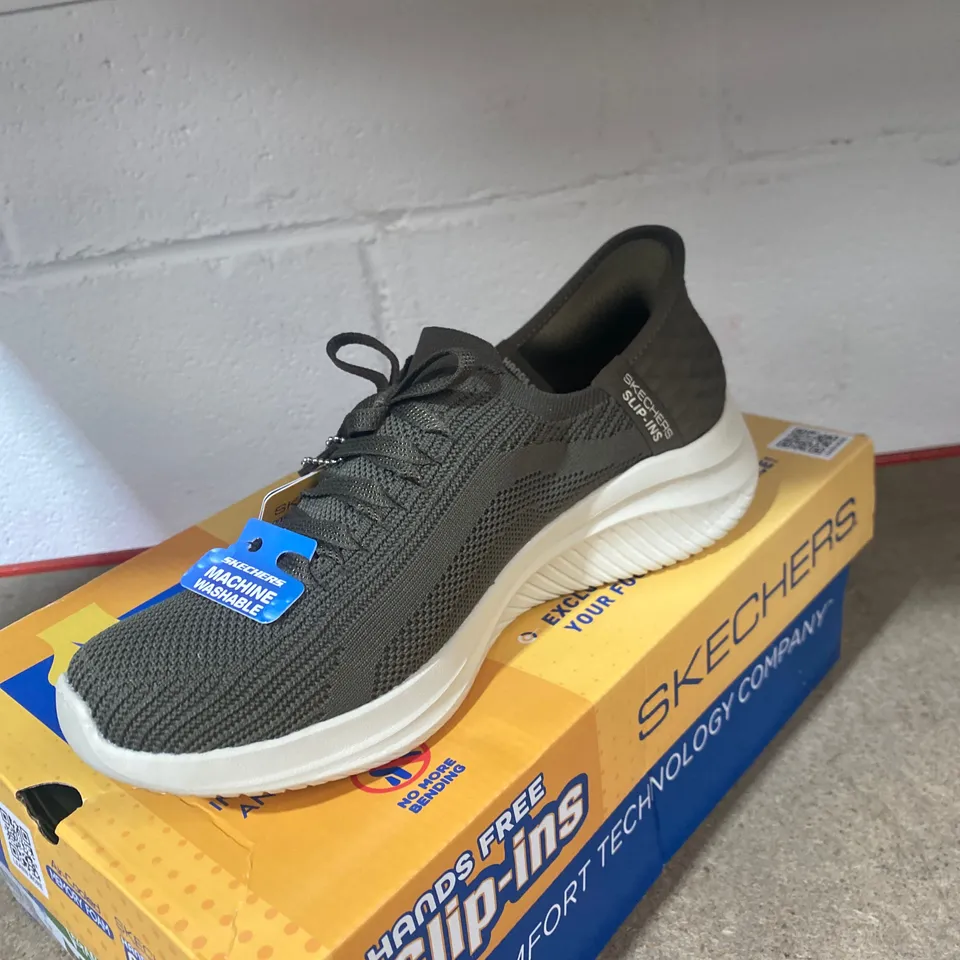 BOXED PAIR OF SKECHERS AIR-COOLED MEMORY FOAM TRAINERS SIZE 4