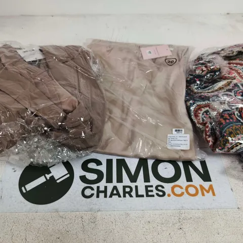 APPROXIMATELY 30 ASSORTED WOMENS CLOTHING ITEMS IN VARIOUS SIZES & STYLES