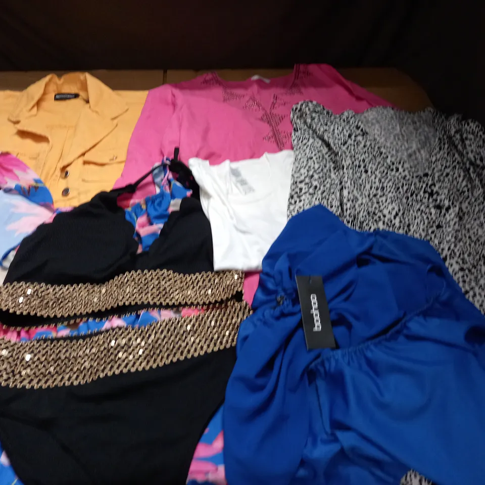 LARGE QUANTITY OF ASSORTED CLOTHING ITEMS TO INCLUDE PRETTYLITTLETHING, BOOHOO AND M&S