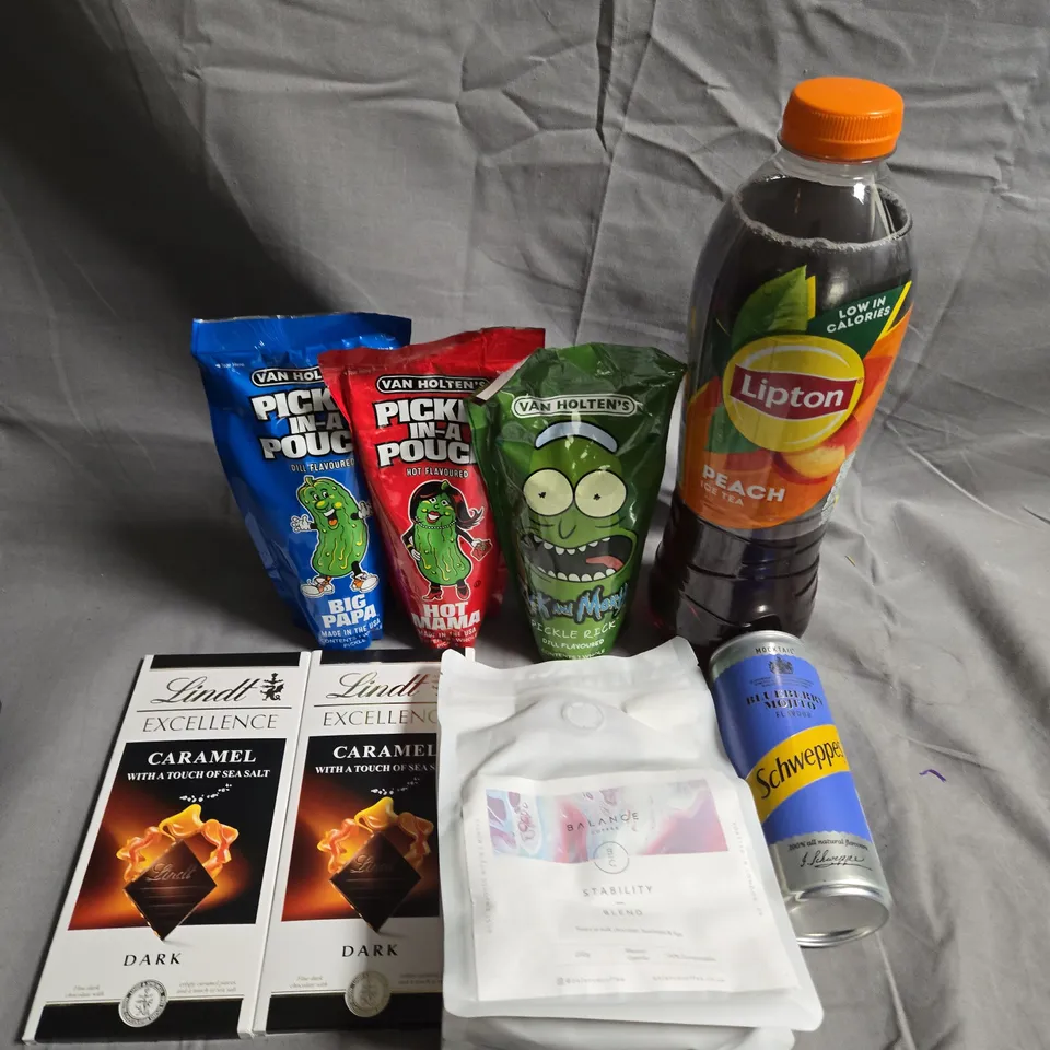 APPROXIMATELY 10 ASSORTED FOOD &DRINK ITEMS TO INCLUDE  PICKLE IN A BAG, LINDT AND LIPTON - COLLECTION ONLY