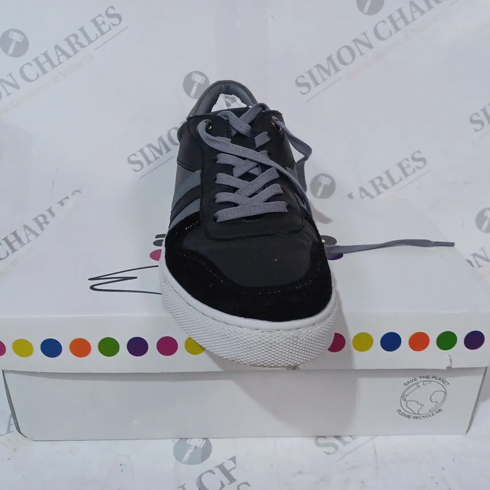 BOXED PAIR OF ADESSO LEATHER TRAINERS IN BLACK SIZE 7