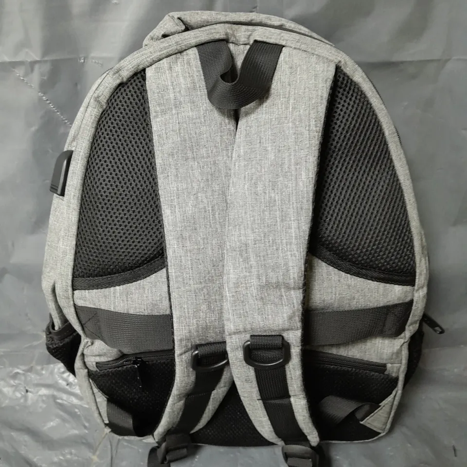 MATEIN ZIP BACKPACK IN GREY