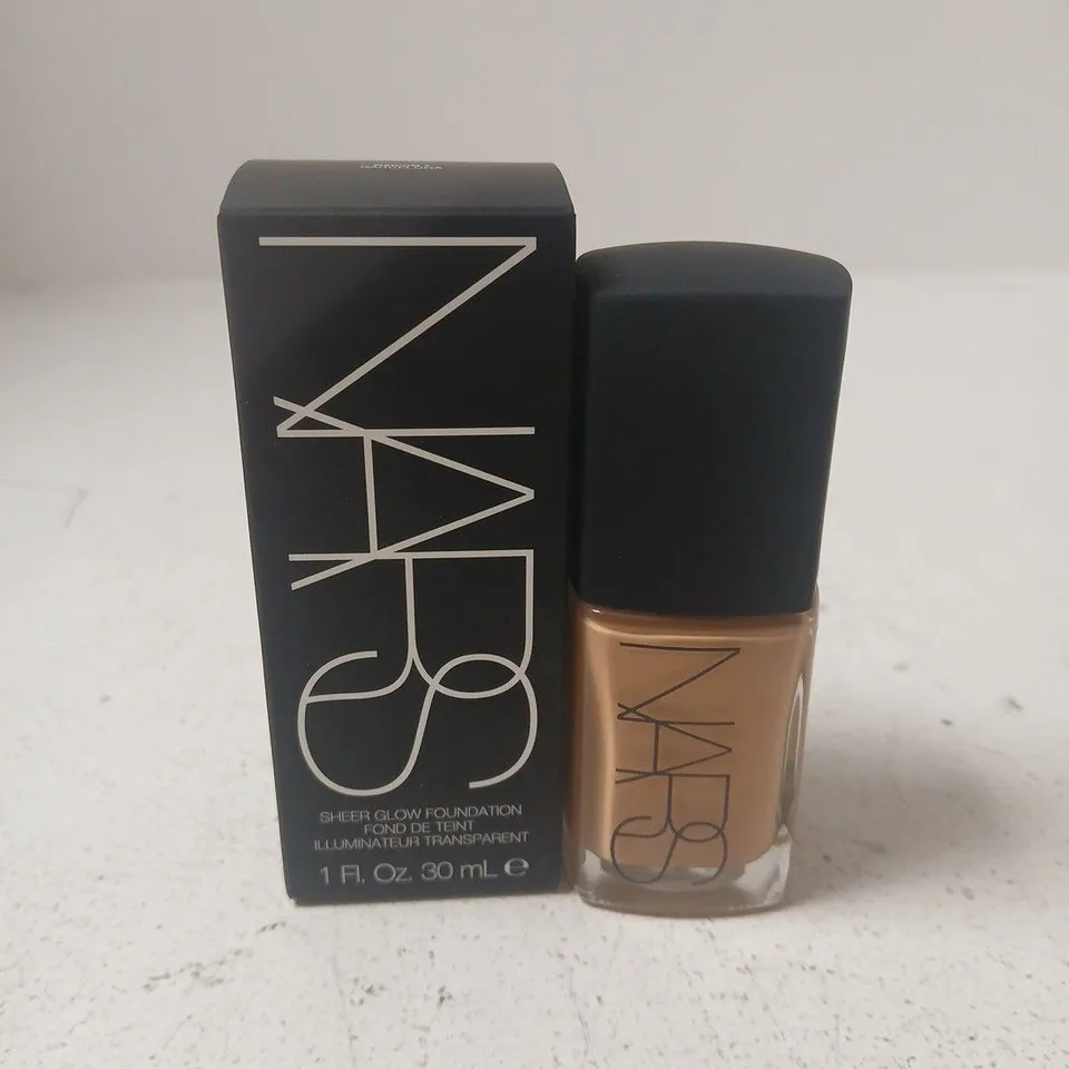 BOXED NARS SHEER GLOW FOUNDATION - MEDIUM 4 BARCELONA (30ML)