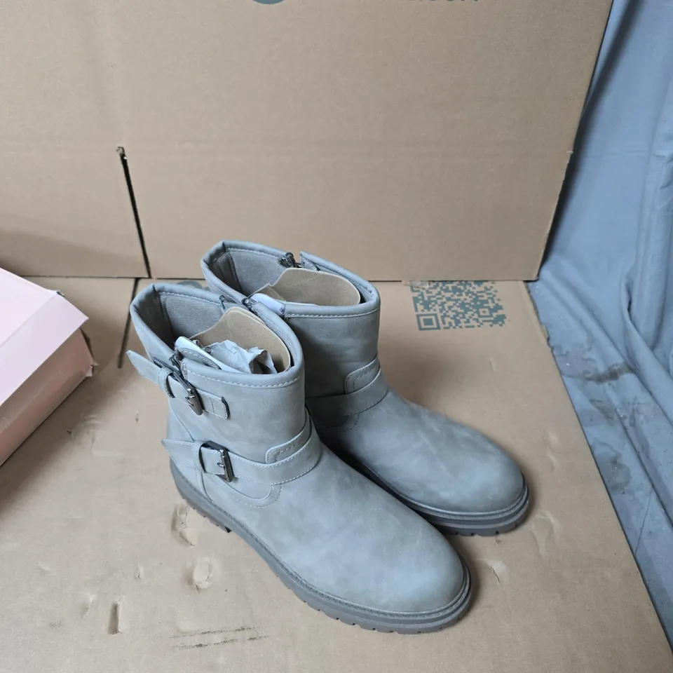 DEICHMANN GREY ANKLE BOOTS WITH BUCKLE STRAPS – BOXED UK 6.5