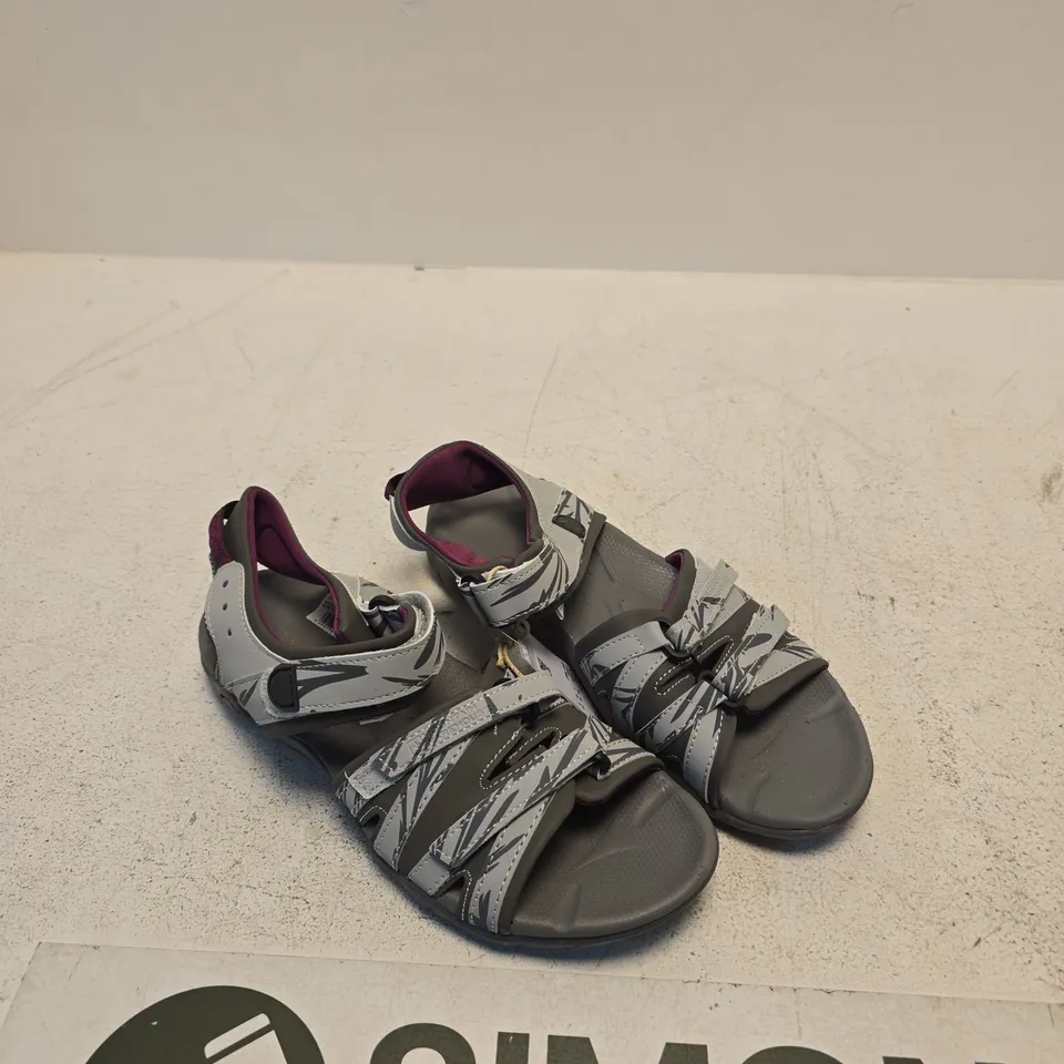 SANTORINI WOMEN'S WIDE FIT SANDAL – LIGHT GREY, UK 7 (EU 40) (US 9)