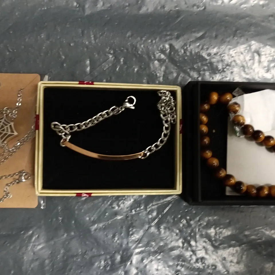 APPROXIMATELY 20 ASSORTED JEWELLERY ITEMS TO INCLUDE BRACELETS, AND NECKLACES, ETC