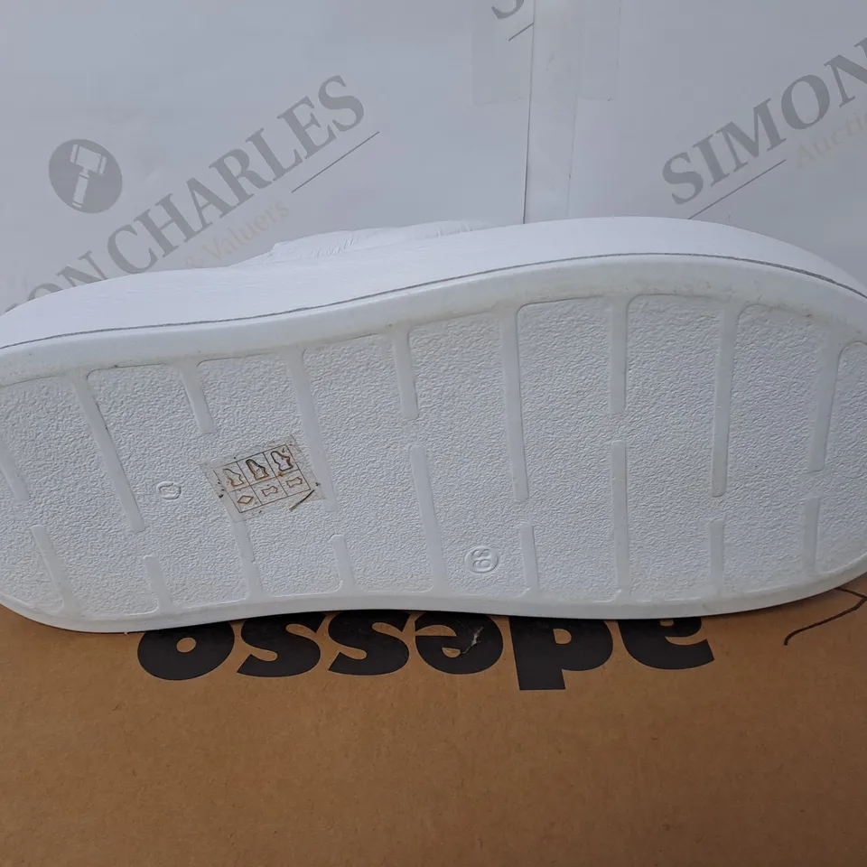BOXED PAIR OF ADESSO LEATHER PLATFORM SANDALS IN WHITE SIZE 6