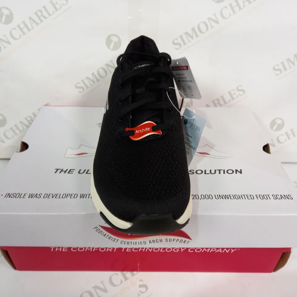 BOXED PAIR OF SKECHERS ARCHFIT SHOES IN BLACK UK SIZE 7