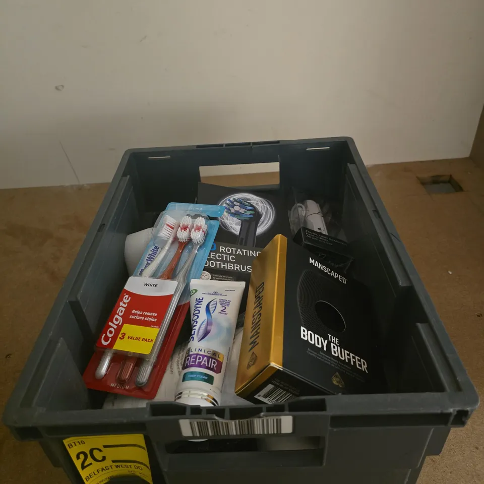 TOTE OF APPROXIMATELY 15 ASSORTED COSMETIC ITEMS TO INCLUDE MANSCAPED, ELECTRIC TOOTHBRUSH, COLGATE TOOTHBRUSHES, SENSODYNE, FACIAL HAIR REMOVER ETC