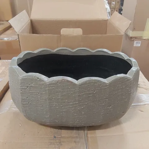 BOXED LIDSTONE SCALLOP PLANT POT