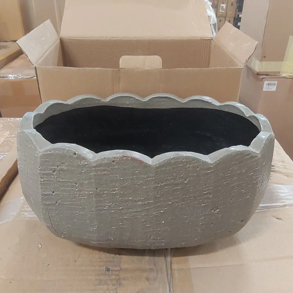 BOXED LIDSTONE SCALLOP PLANT POT