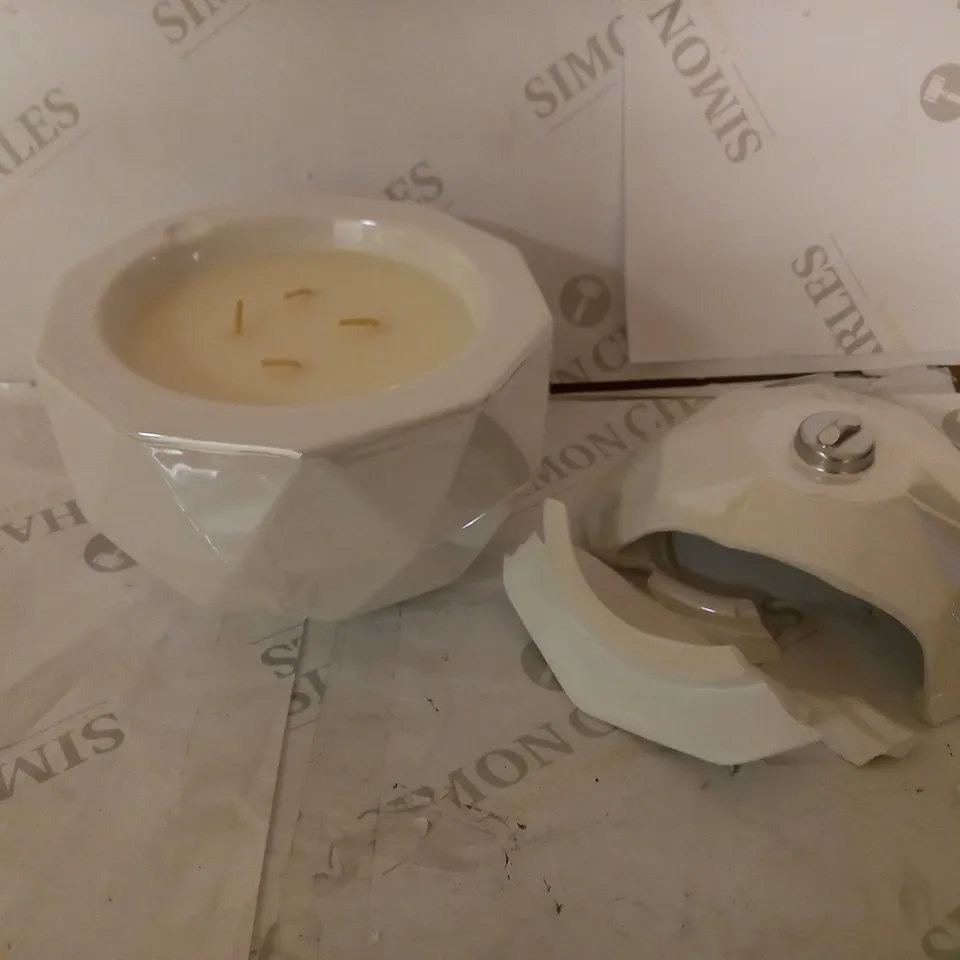 HOMEWORK SCENTED CANDLE 