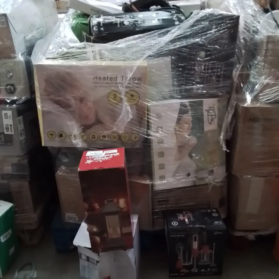 PALLET CONTAINING A LARGE QUANTITY OF ELECTRICAL PRODUCTS TO INCLUDE;KETTLE,HAND BLENDER,CHRISTMAS LIGHTS