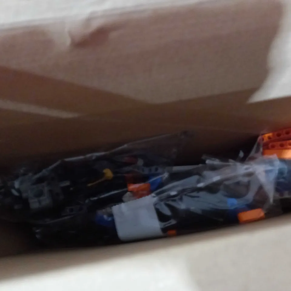BOXED LEGO TECHNIC MCLAREN FORMULA 1 RACE CAR (42141) RRP £159.99
