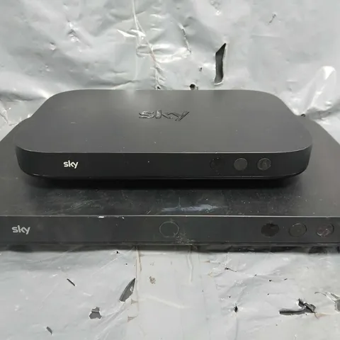 APPROXIMATELY 10 ASSORTED ELECTRICAL ITEMS TO INCLUDE SKY Q BOX, VARIOUS CABLES AND WIRES, ETC