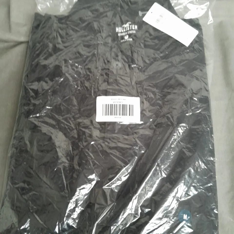 HOLLISTER ADVANCED STRETCH SHIRT IN BLACK - MEDIUM