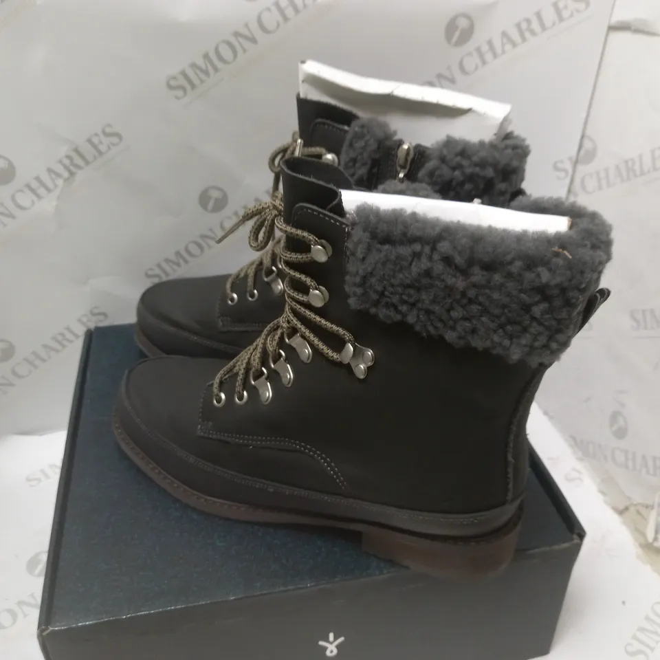 BOXED OKAB DARK GREY WATERPROOF BOOTS - SIZE 11