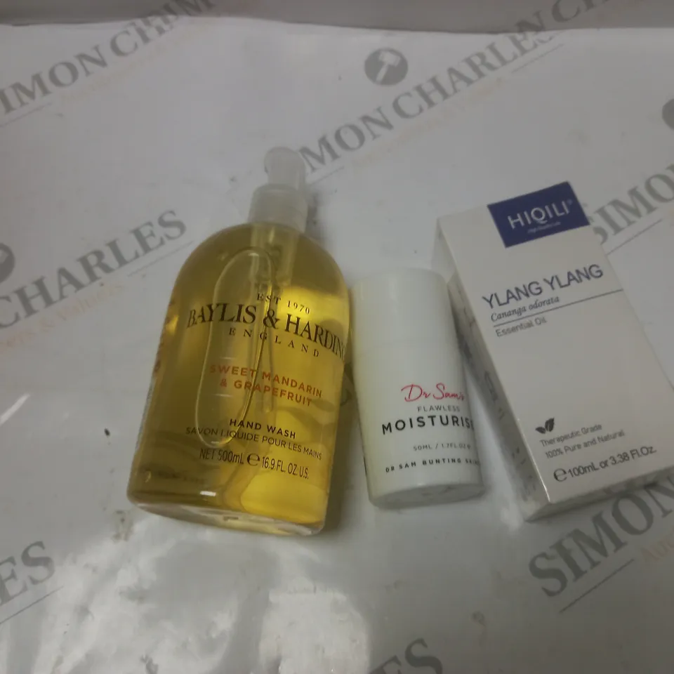 BOX OF APPROXIMATELY 20 COSMETICS ITEMS TO INCLUDE HIOILI, DR SAM'S, BAYLISS & HARDING, ETC