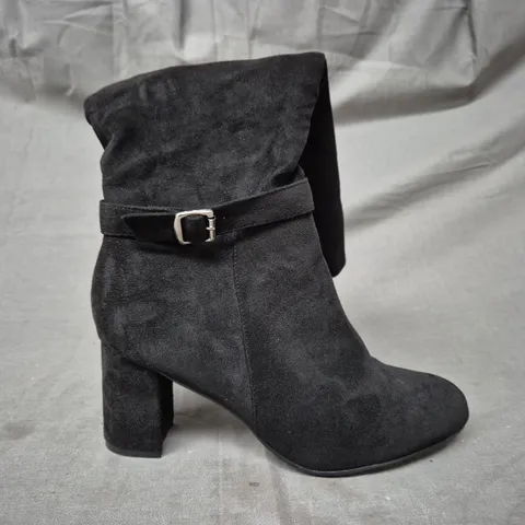 BOXED PAIR OF UNBRANDED BLOCK HEEL KNEE-HIGH BOOTS IN BLACK SIZE EU 42