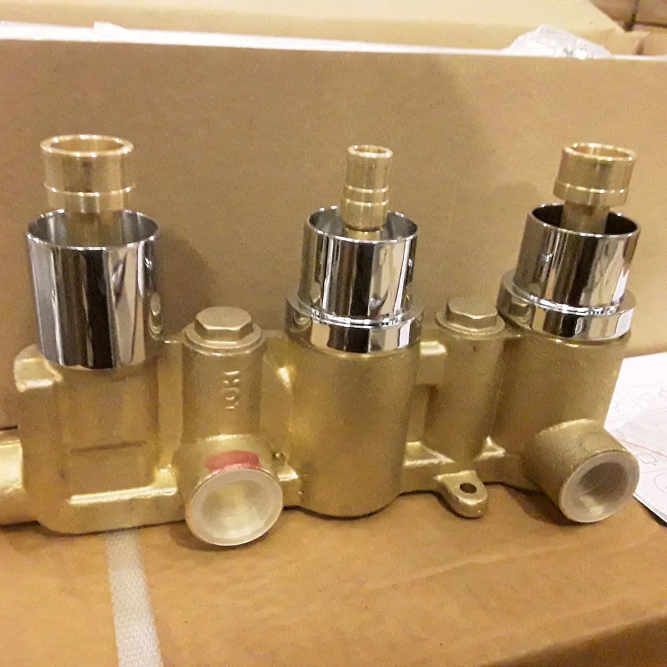 BOXED CAMBRIDGE TRADITIONAL TRIPLE SHOWER VALVE WITH DIVERTED 3-OUTLETS