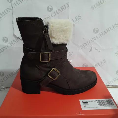 BOXED RUTH LANGSFORD CASUAL BOOTS, OAK - SIZE 6