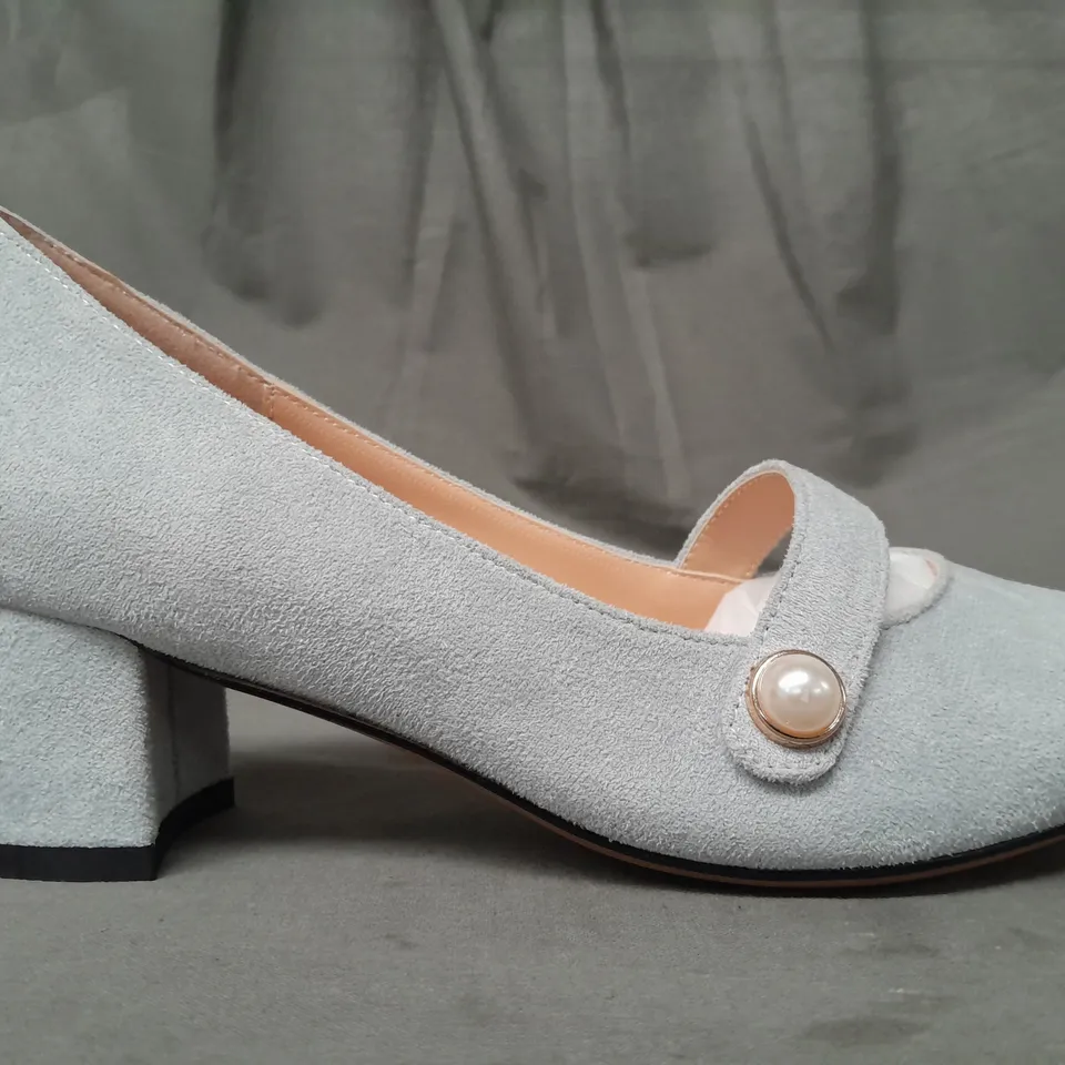 BOXED PAIR OF CASTAMERE CLOSED TOE BLOCK HEEL SHOES IN PALE BLUE EU SIZE 38